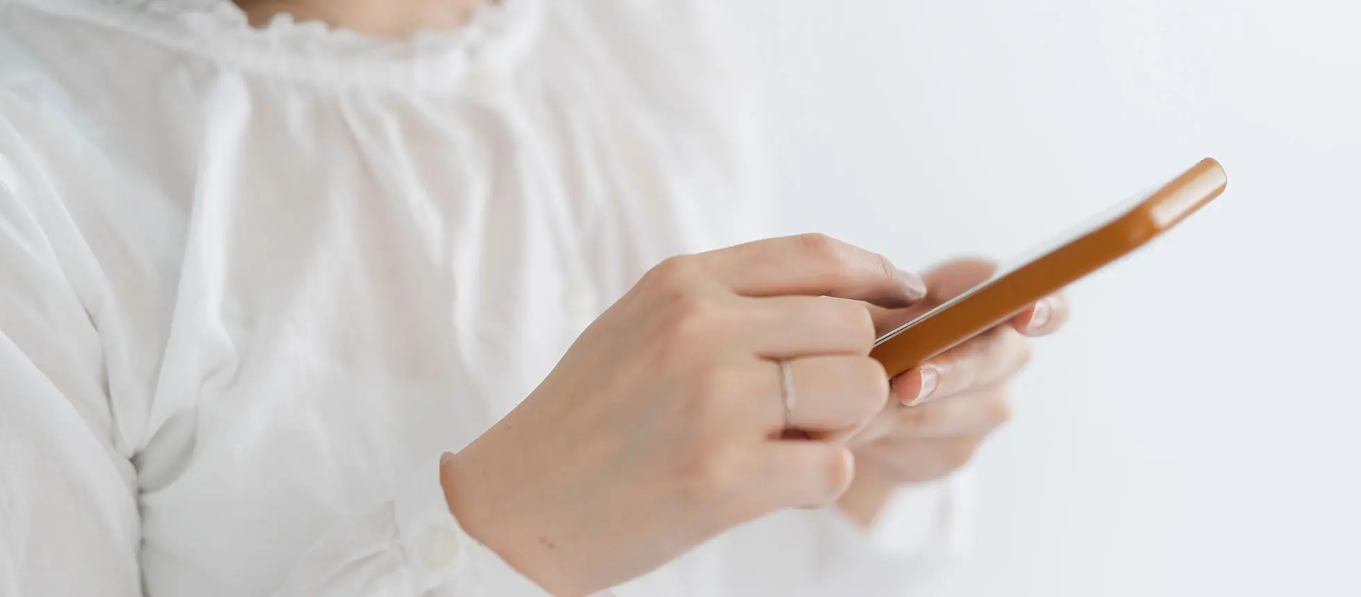 スマートフォンを持つ女性
